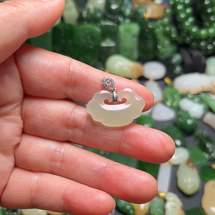 荔***多和田玉未镶嵌颈饰