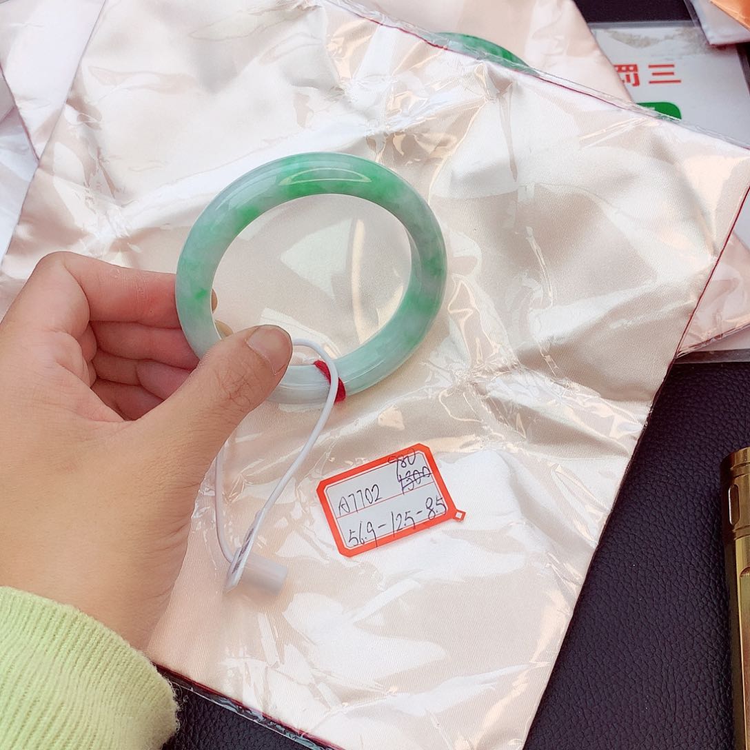 翡翠手镯未镶嵌翡翠