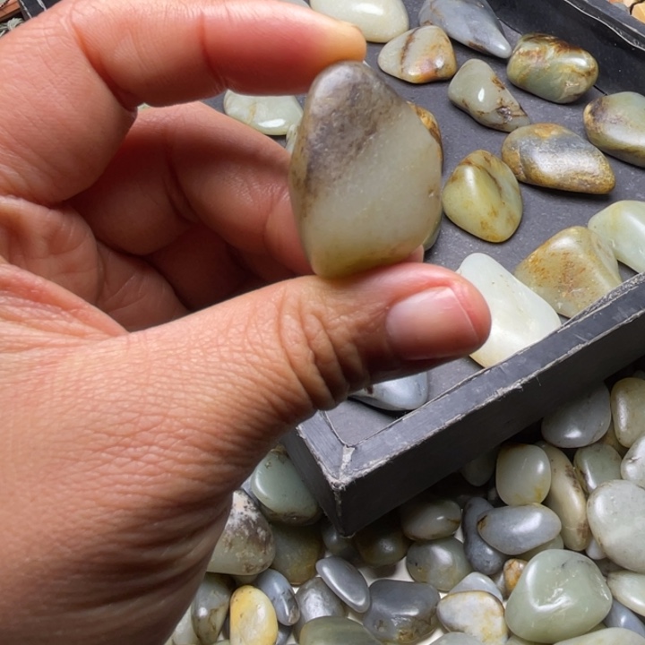 双***画和田玉未镶嵌珠宝半成品