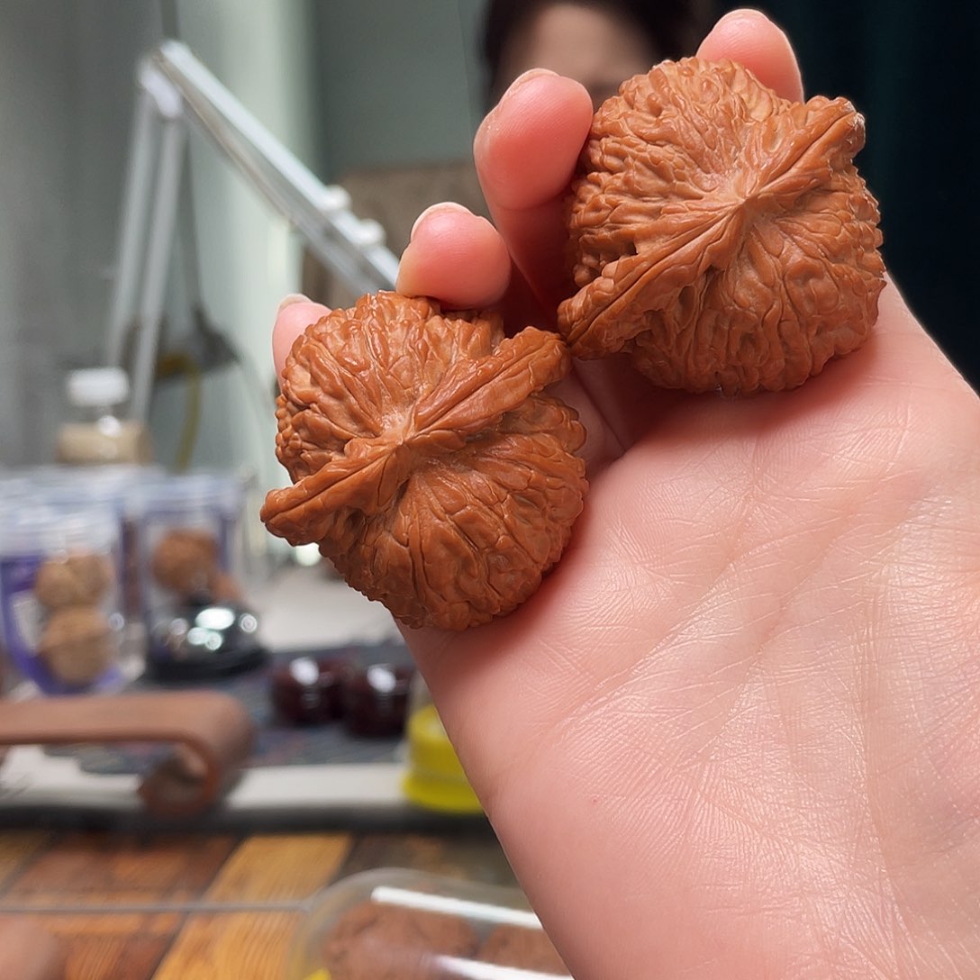 文玩核桃把件闷白44全