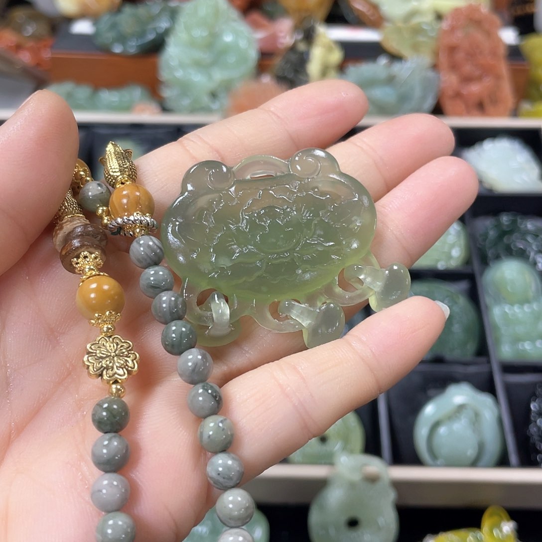 蛇纹石玉颈饰合金