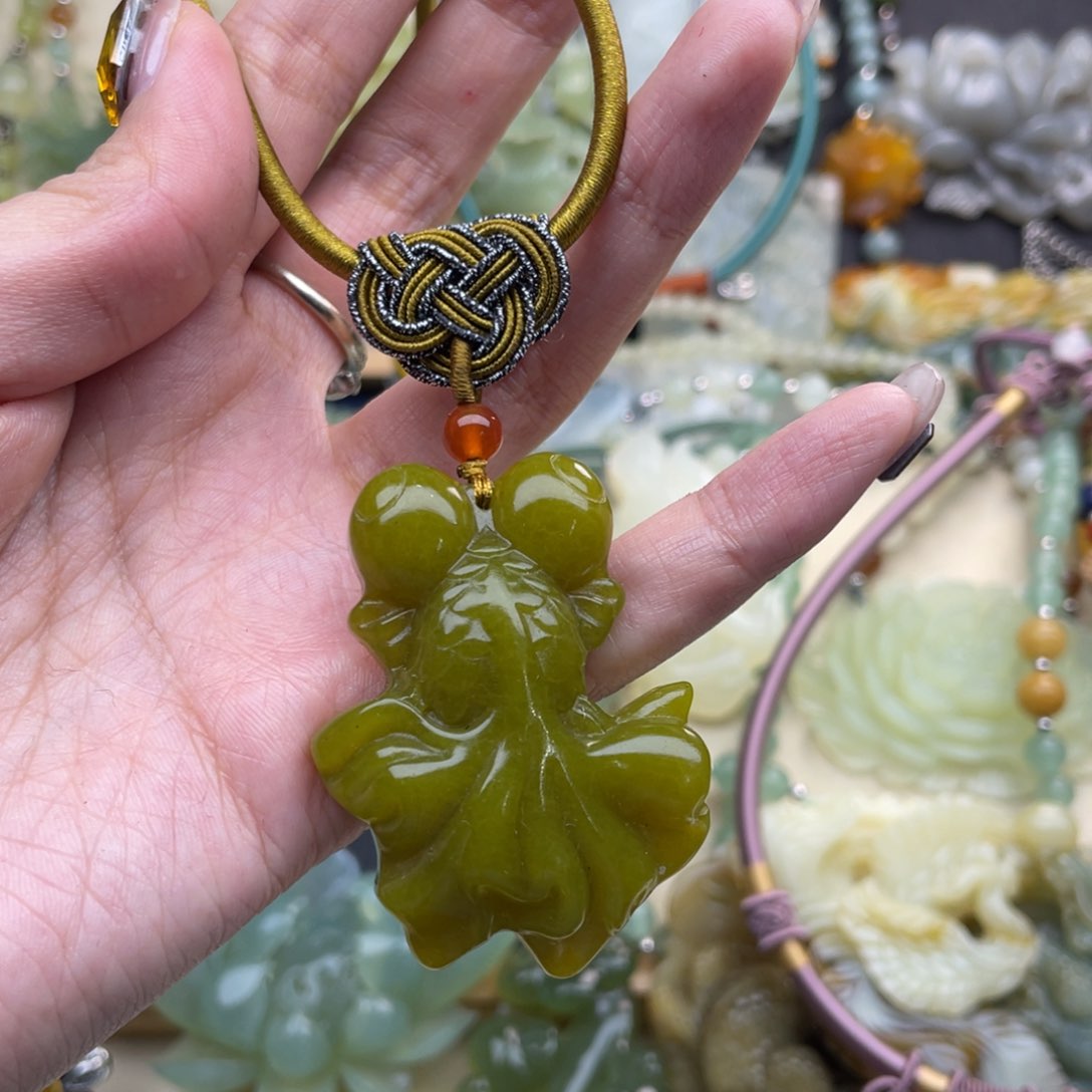 蛇纹石玉颈饰未镶嵌