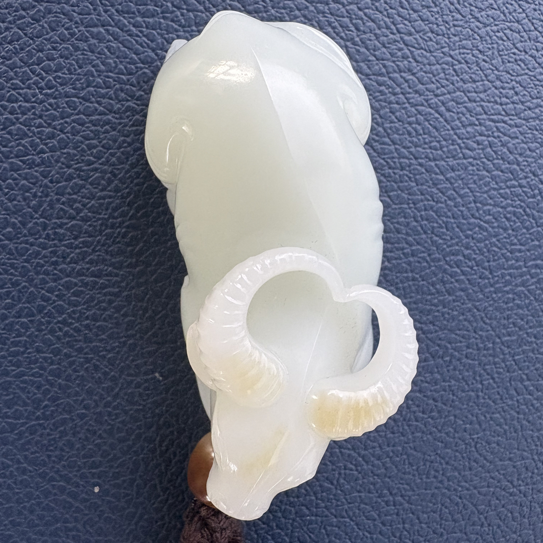 和田玉高品质牛牛手把件