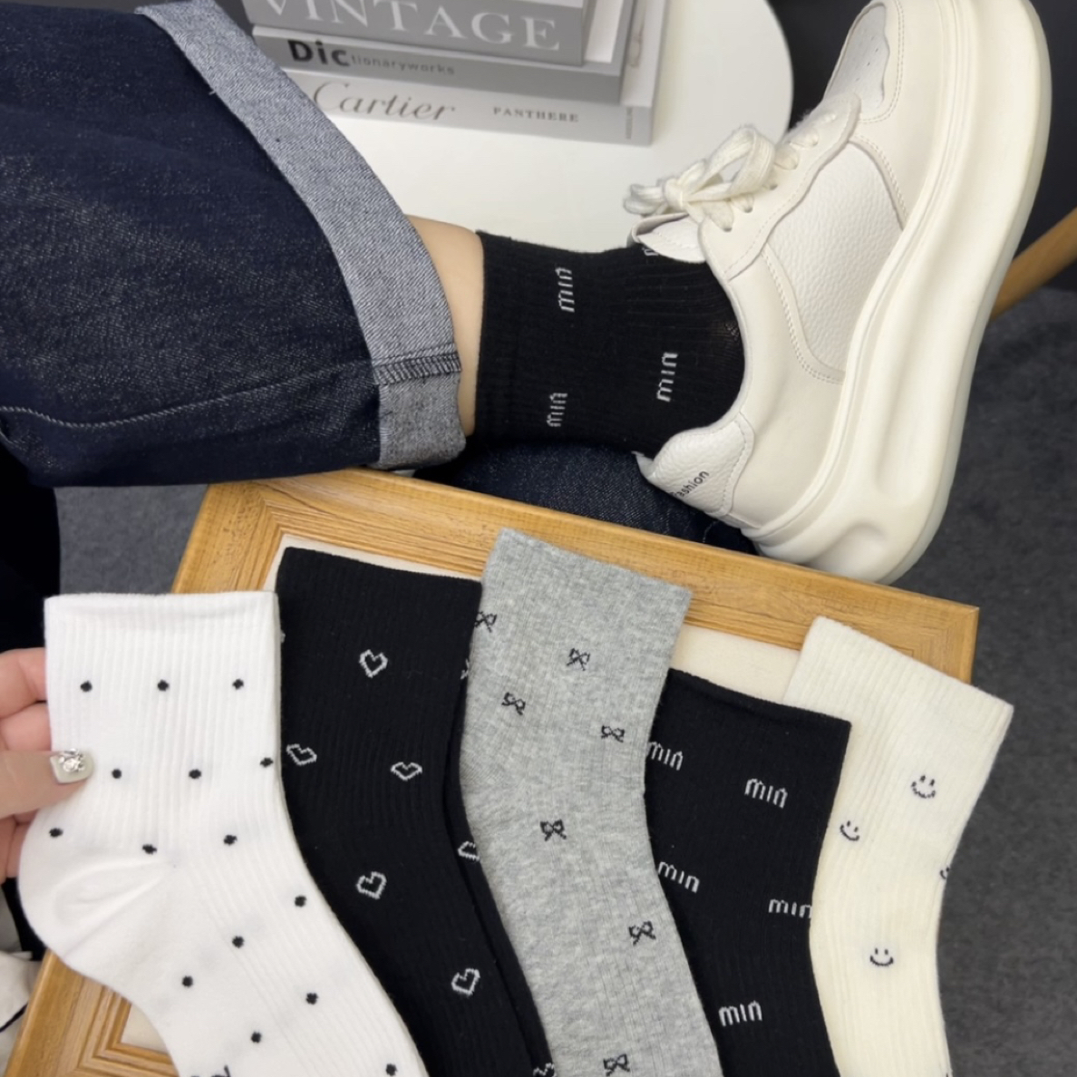 黑白色系秋冬新款字母袜子ins潮百搭波点中筒袜