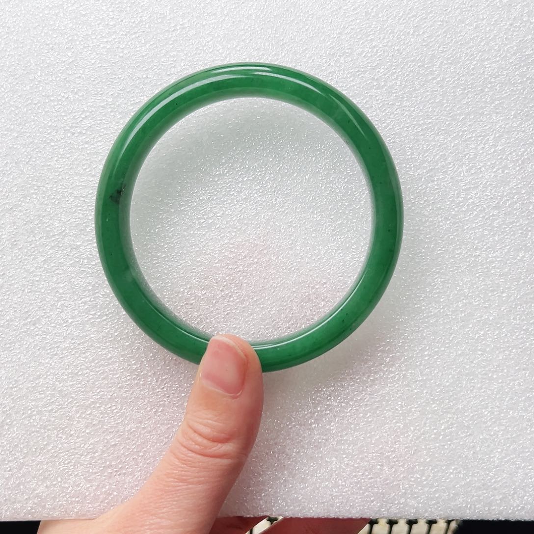 石英质玉手镯未镶嵌?