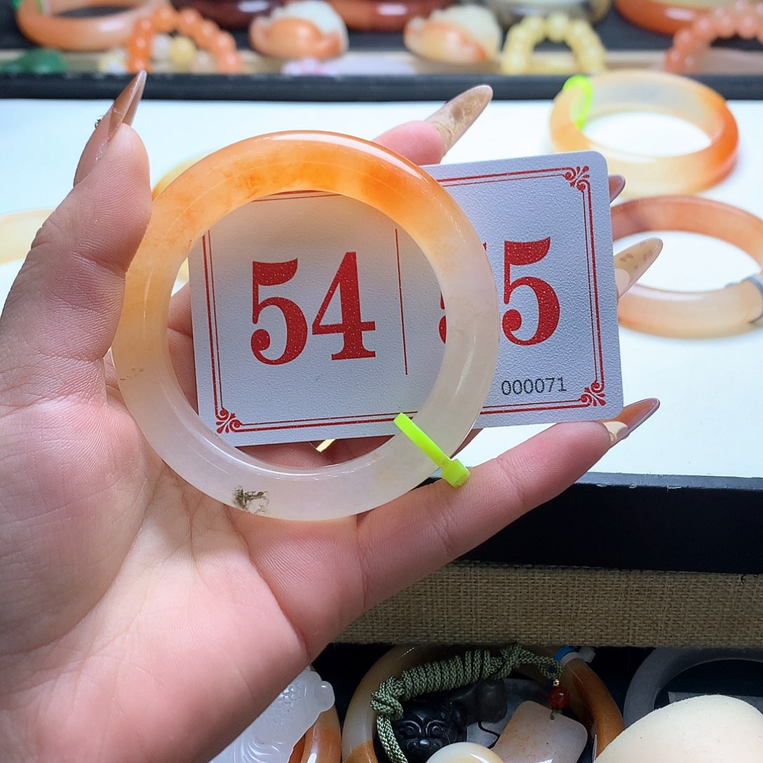 未镶嵌石英质玉（黄龙玉）手镯