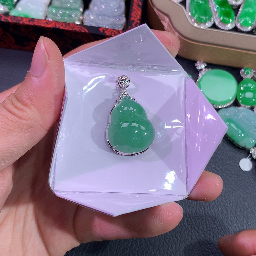 翡翠吊坠(赠链)18K金镶嵌