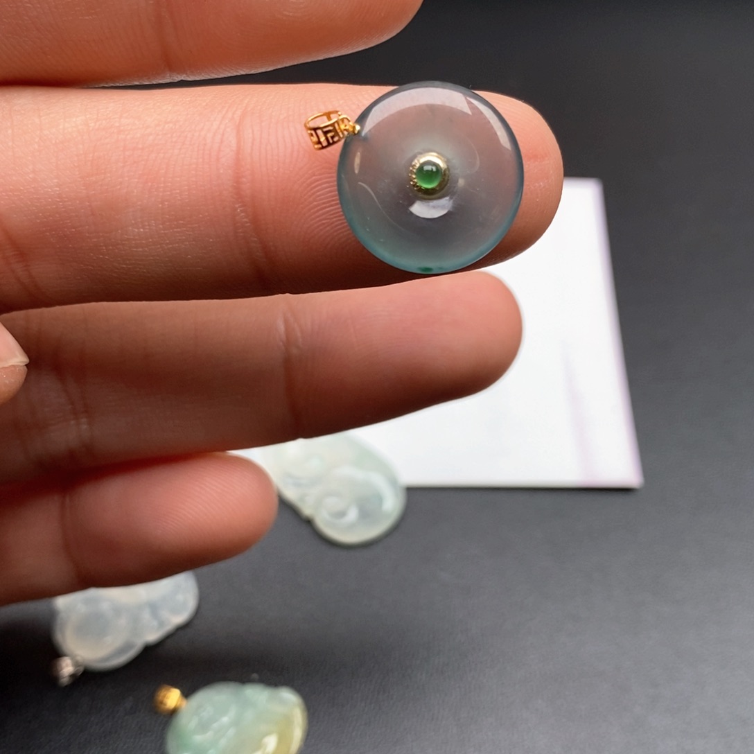 颈饰18K金镶嵌翡翠