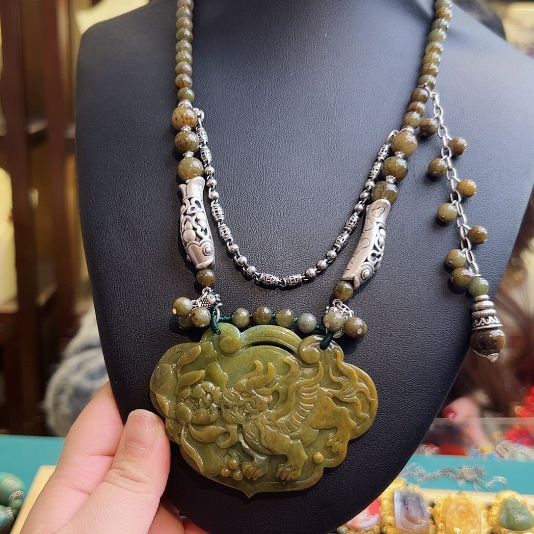 翡翠颈饰未镶嵌古风