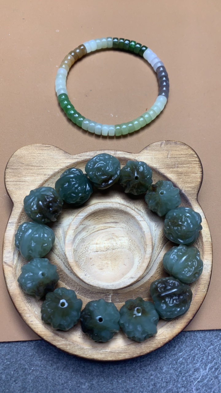 精品的和田玉的挂件