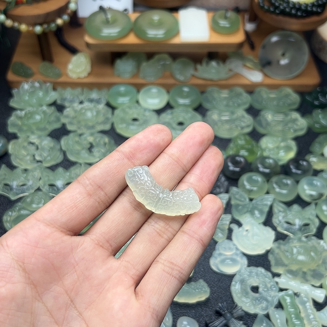 冰***－蛇纹石玉未镶嵌颈饰