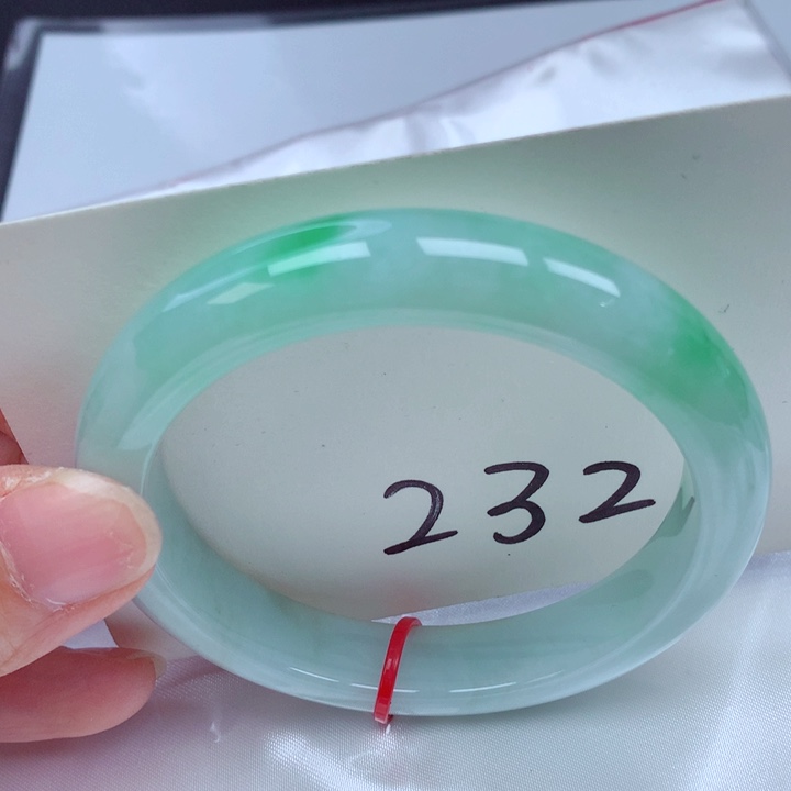 翡翠手镯未镶嵌翡翠