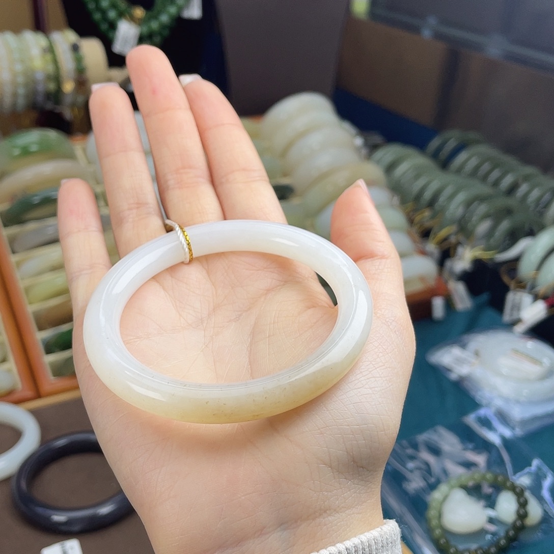 和田玉未镶嵌手镯