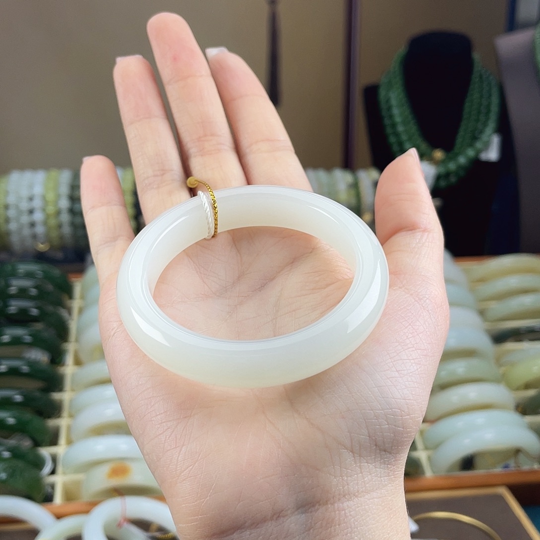 和田玉未镶嵌手镯