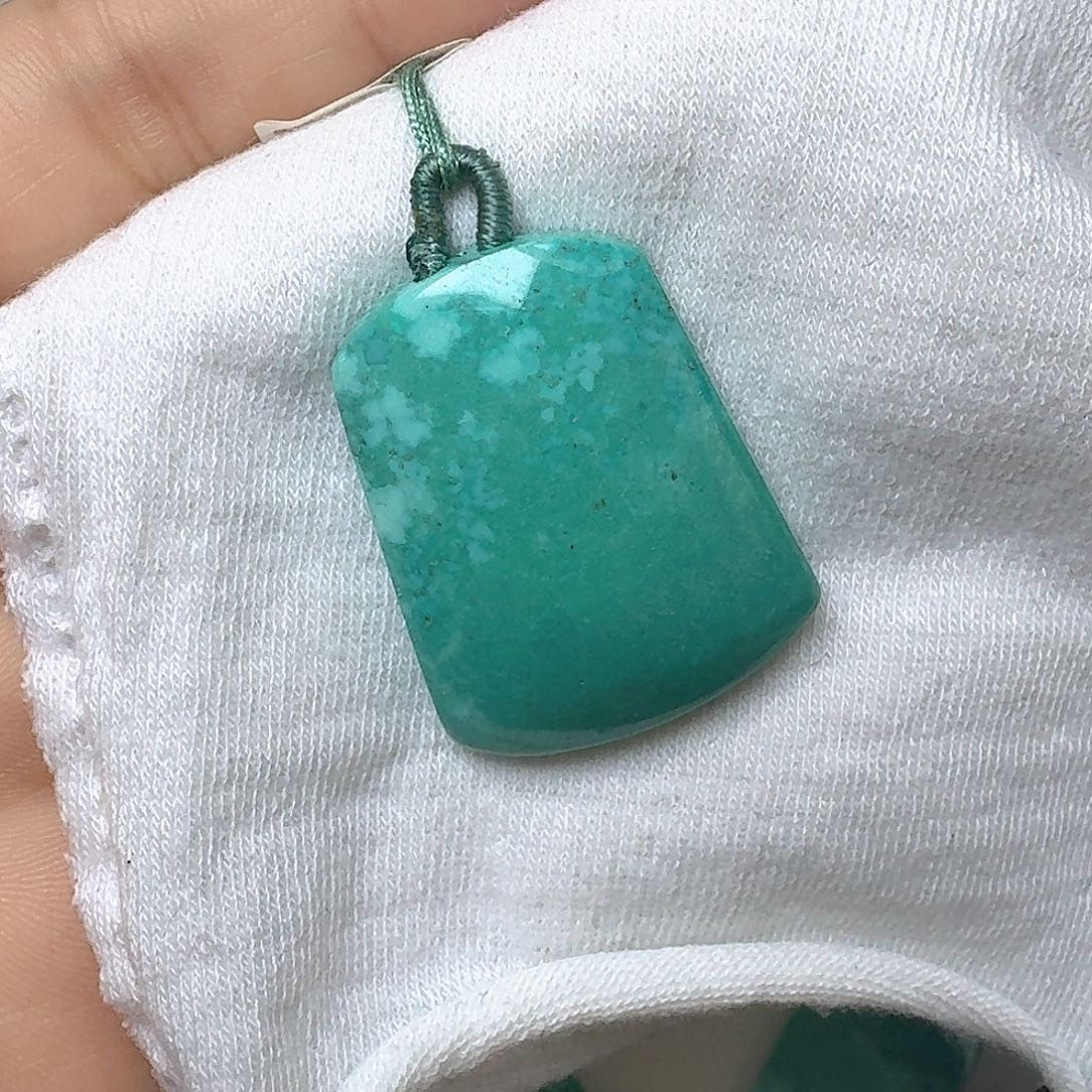 在***上绿松石未镶嵌珠宝奇石