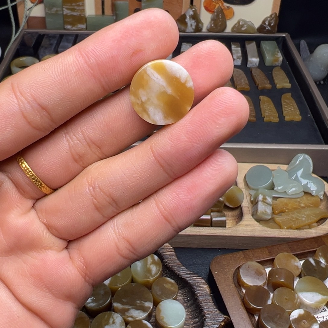 和田玉（糖玉）未镶嵌珠宝奇石圆牌福利