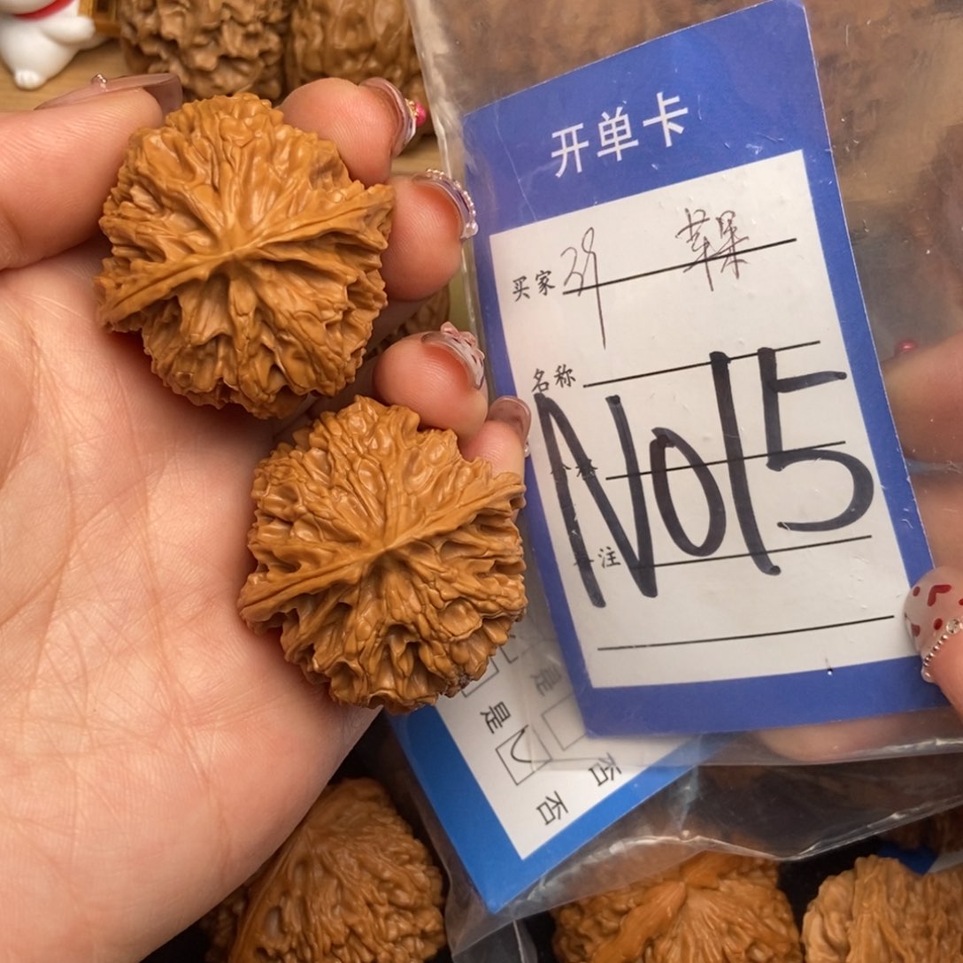 桃核吊坠赵****核桃苹果园狮子头