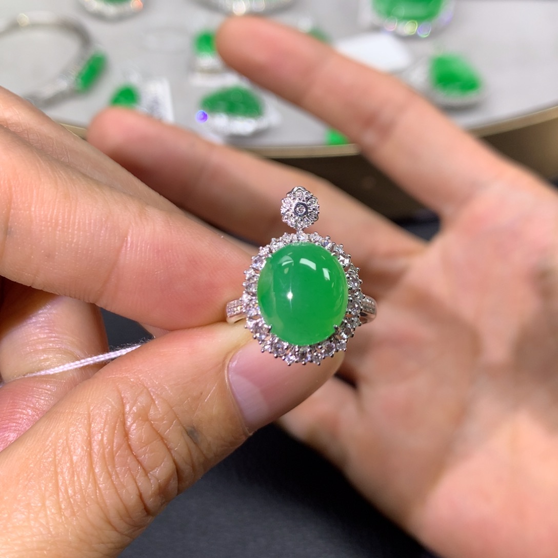 翡翠戒指18K金镶嵌翡翠