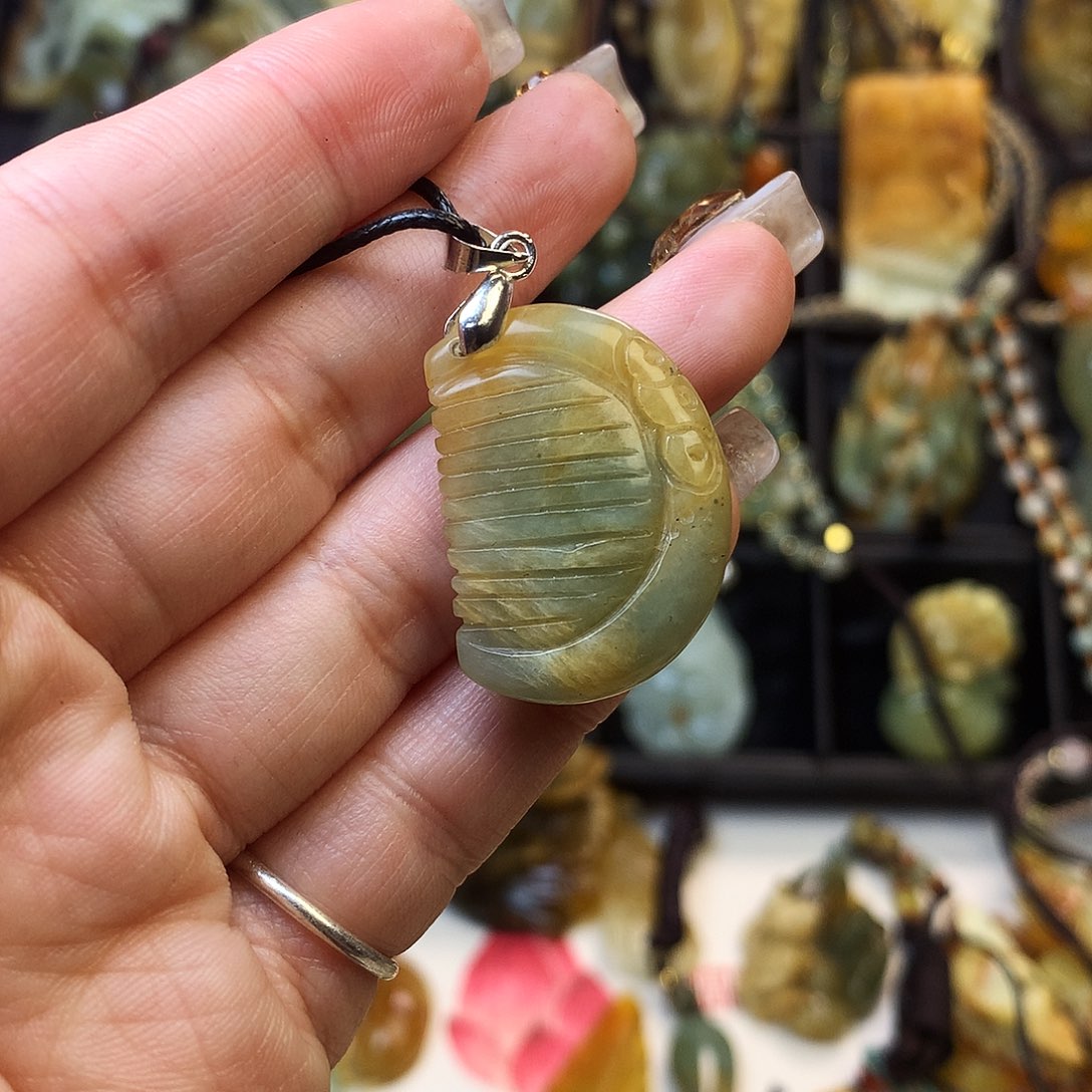 蛇纹石玉颈饰未镶嵌