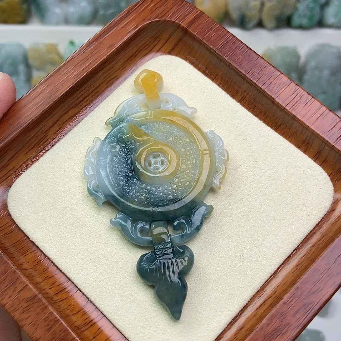 翡翠未镶嵌吊坠(赠链)