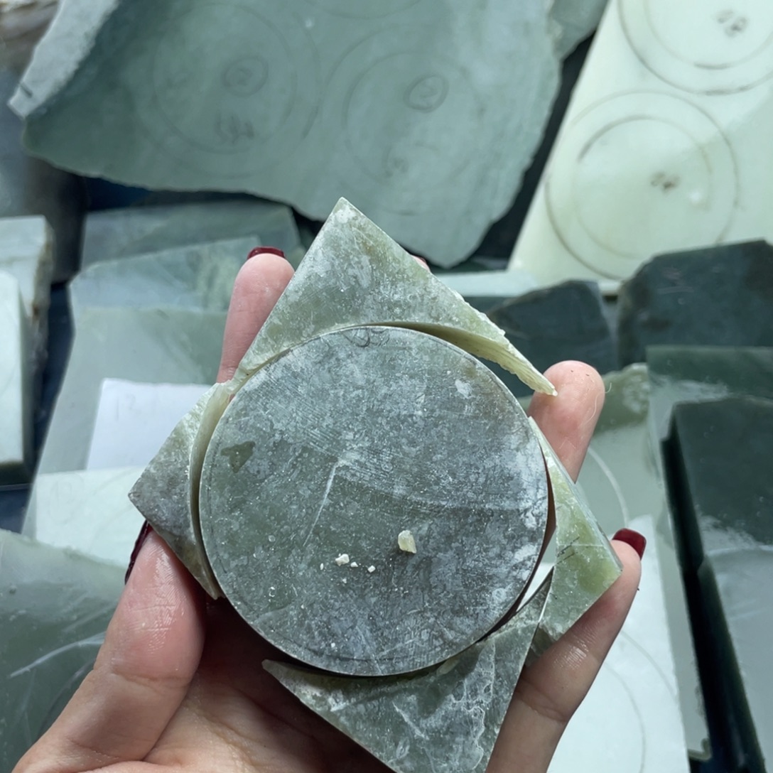 美***朵和田玉手镯未镶嵌珠子