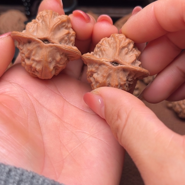 扬***李吊坠文玩核桃瓷娃娃