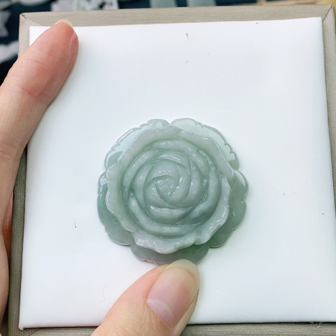 ****翡翠未镶嵌颈饰花