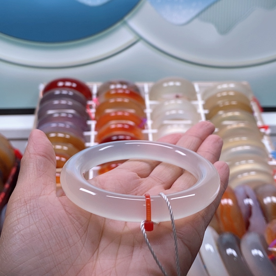 一***条玛瑙/玉髓手镯未镶嵌色线龙鳞