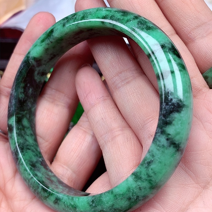 翡翠手镯未镶嵌翡翠