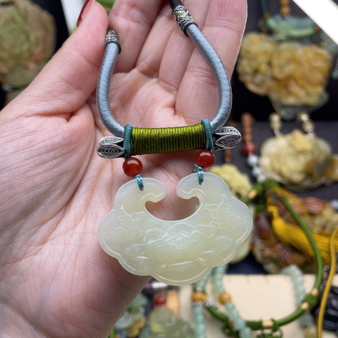 蛇纹石玉颈饰未镶嵌