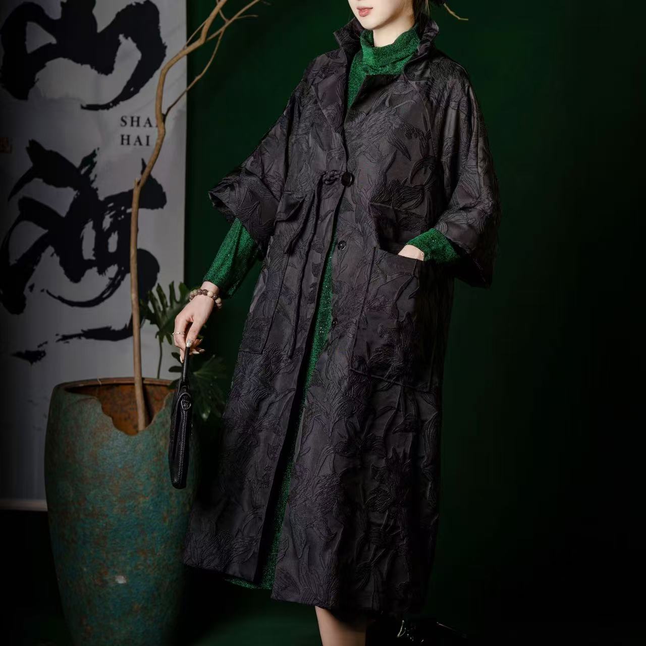 【月色浮雕】W1961-1重磅刺绣油丝阔版短袖风衣外套
