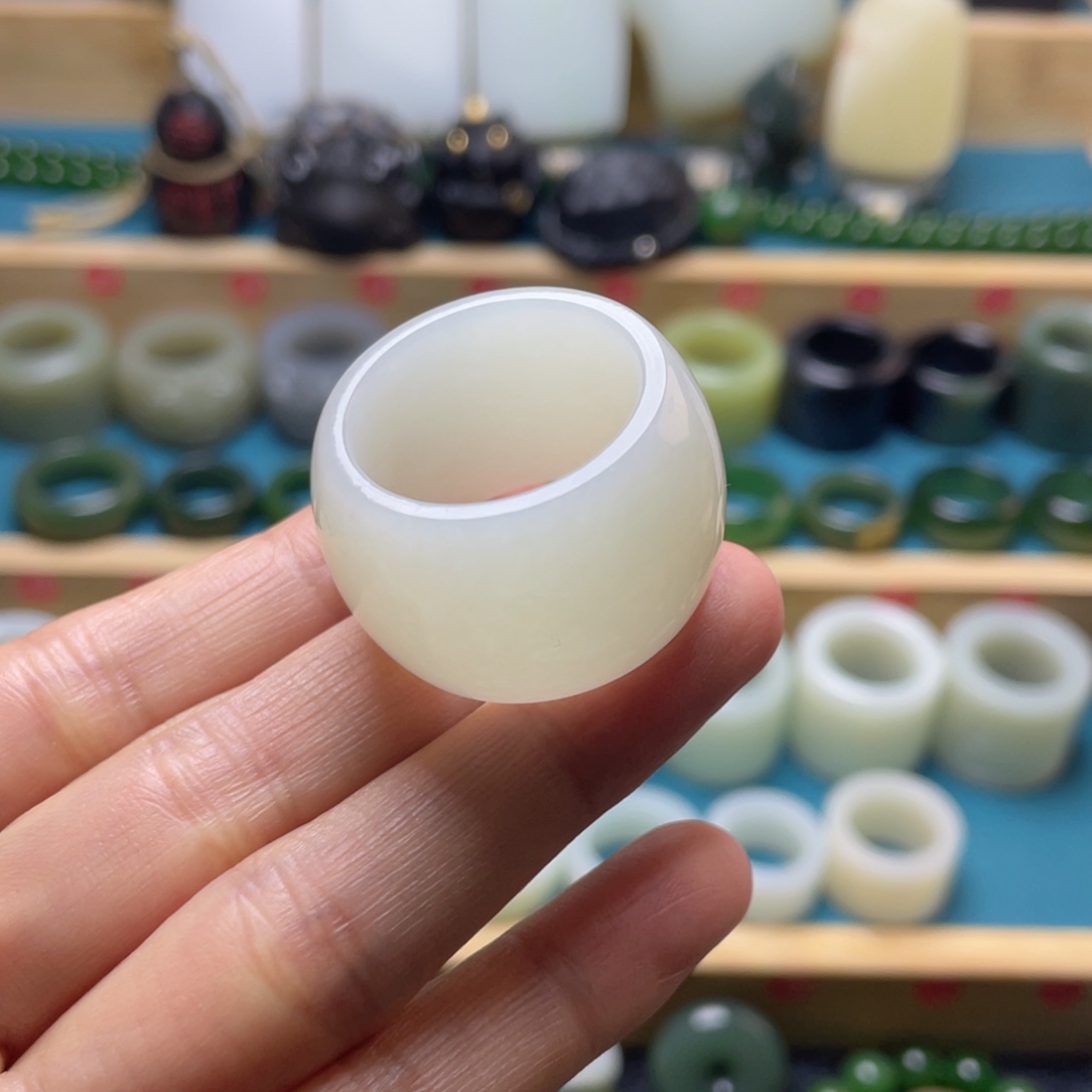 宝***哲和田玉未镶嵌戒指