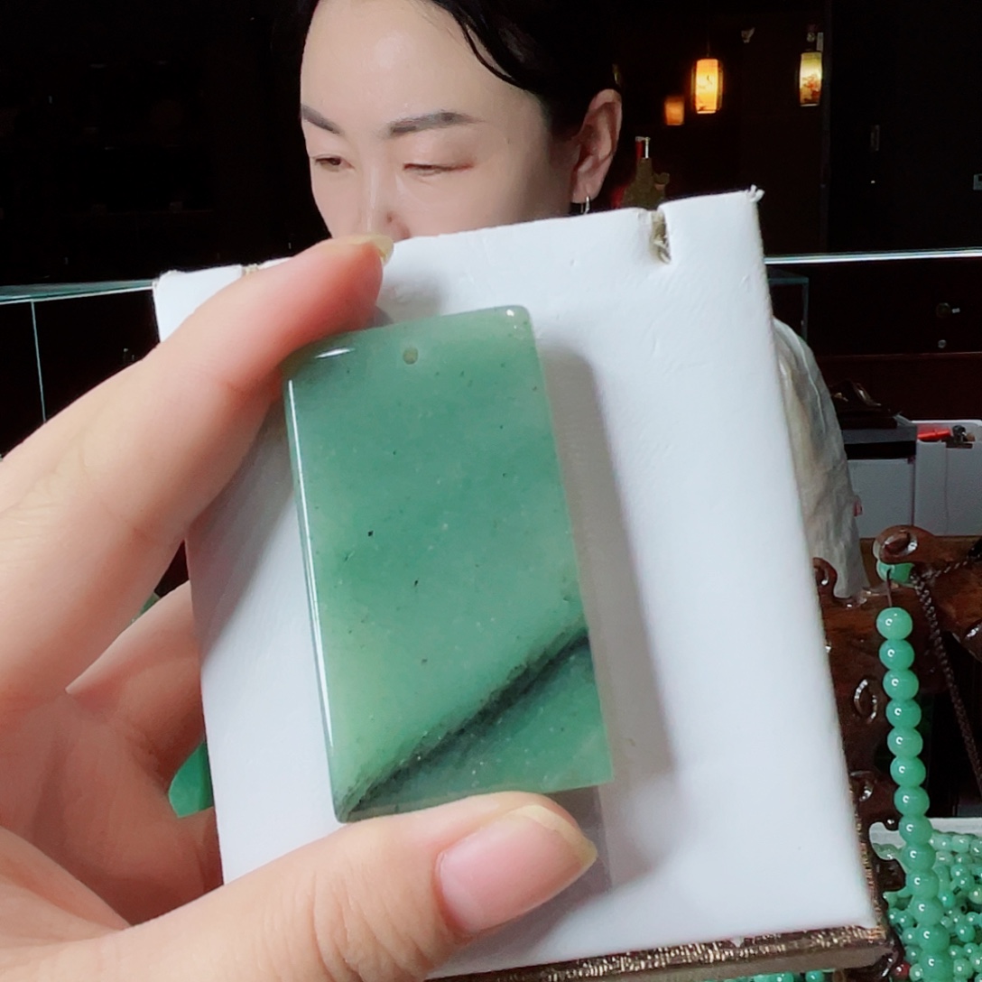 颈饰未镶嵌密玉（石英质玉）