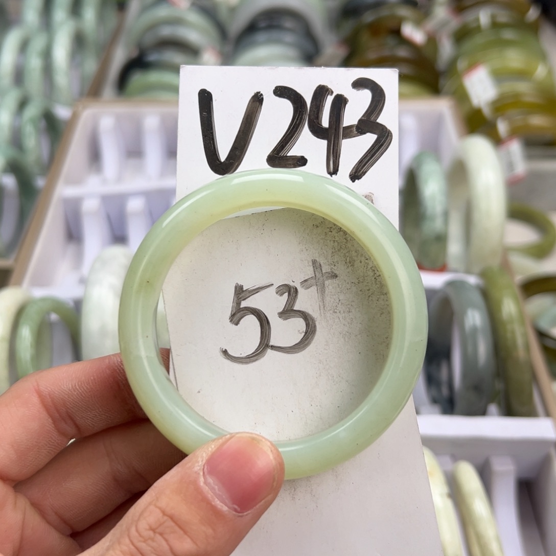 岫玉手镯未镶嵌天然岫玉微瑕，可以正常佩戴