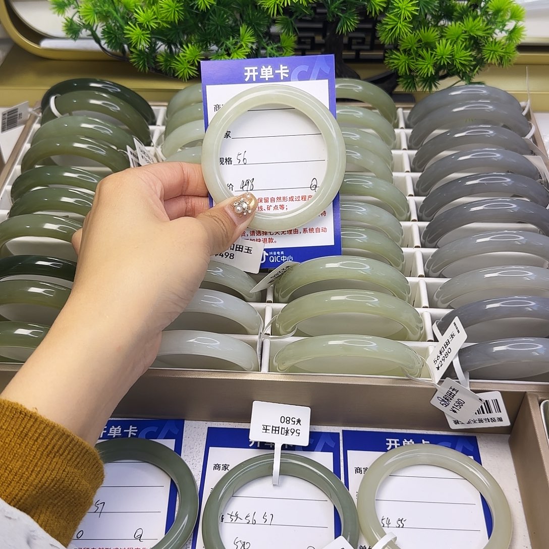 和田玉未镶嵌手镯