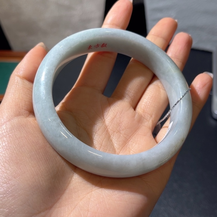 翡翠手镯未镶嵌一**光