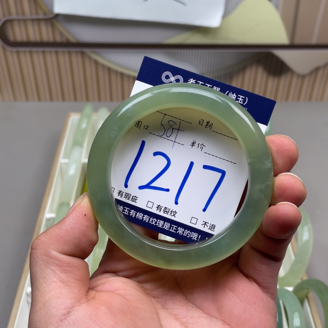 岫玉手镯手镯未镶嵌