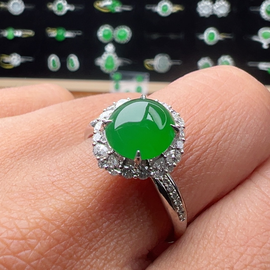 翡翠18K金镶嵌颈饰蛋