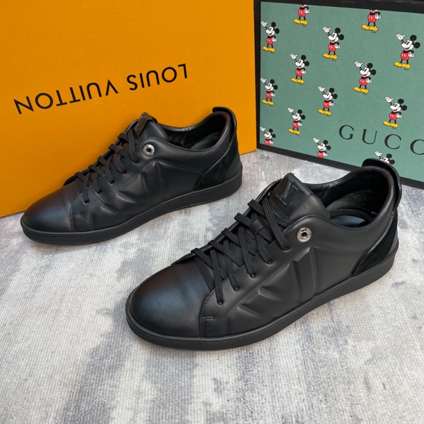 95新 LouisVuitton/路易威登  黑色大V侧标休闲板鞋/40欧码