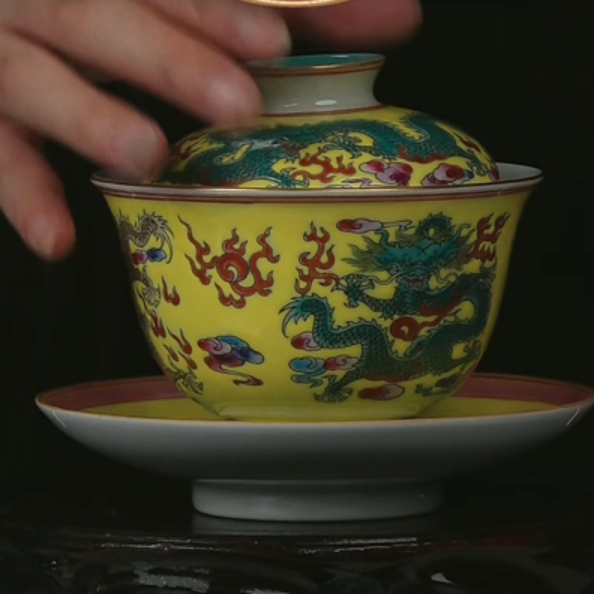 Y黄地粉彩云龙纹三才盖碗