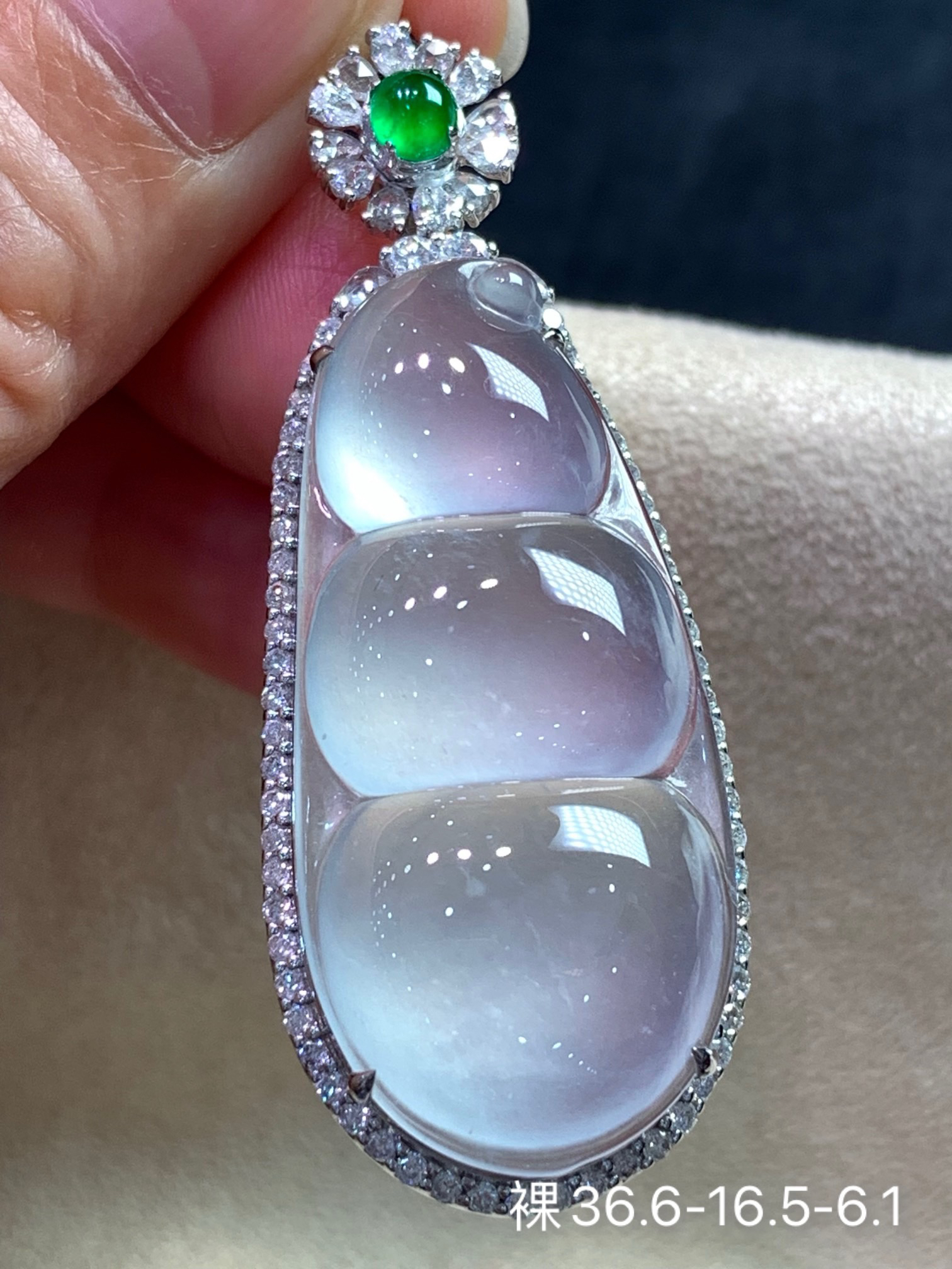 高冰福豆天然翡翠吊坠 冰透起光 品质一流 厚装饱满 镶嵌精致