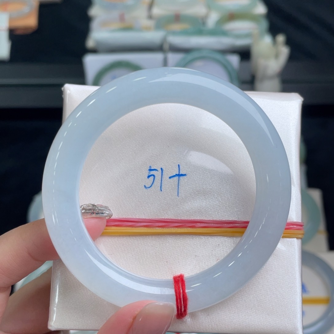 翡翠手镯未镶嵌翡翠