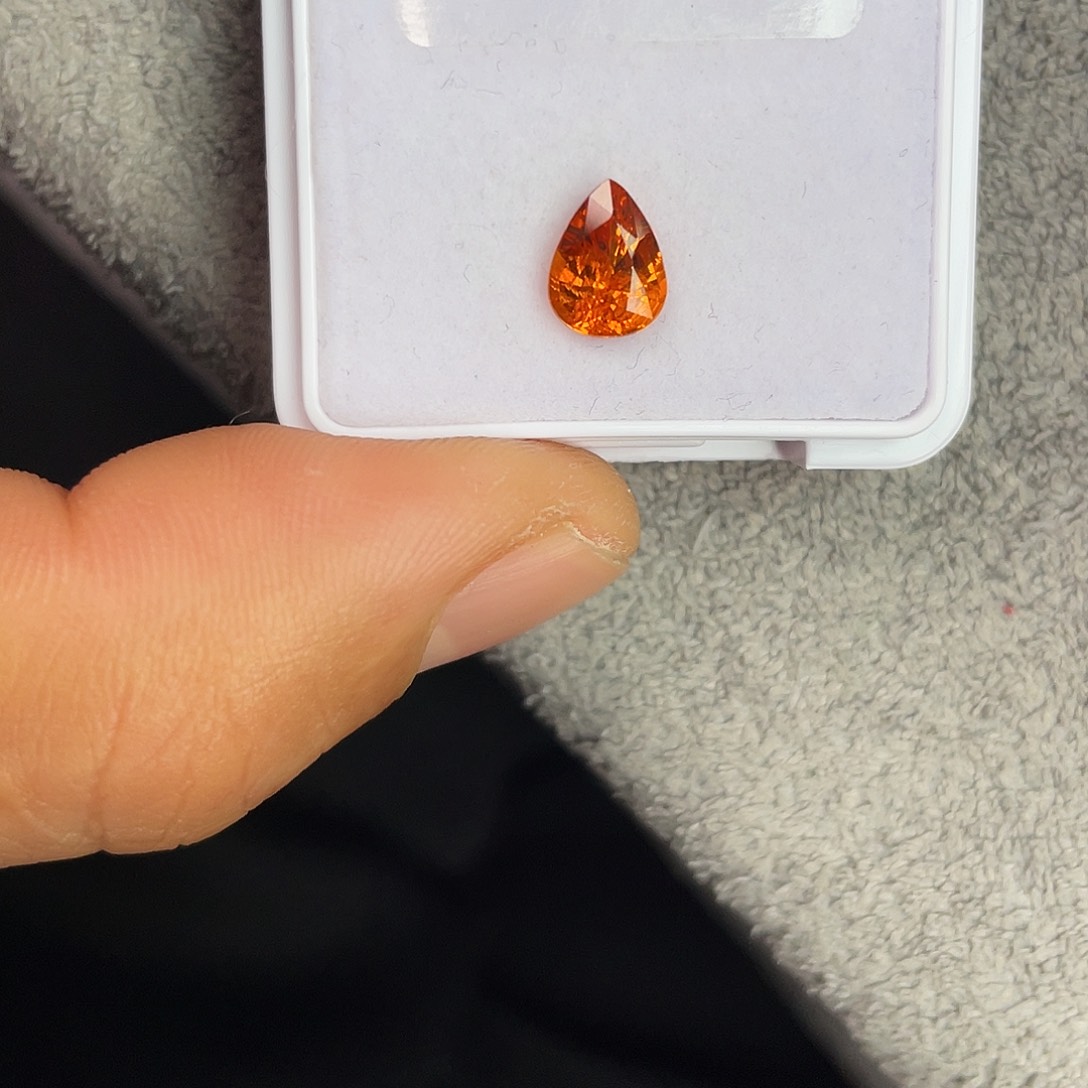 石榴石（芬达石）裸石未镶嵌1.87Ct。