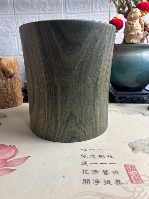 绿檀香笔筒山峰纹理颜色翠绿。