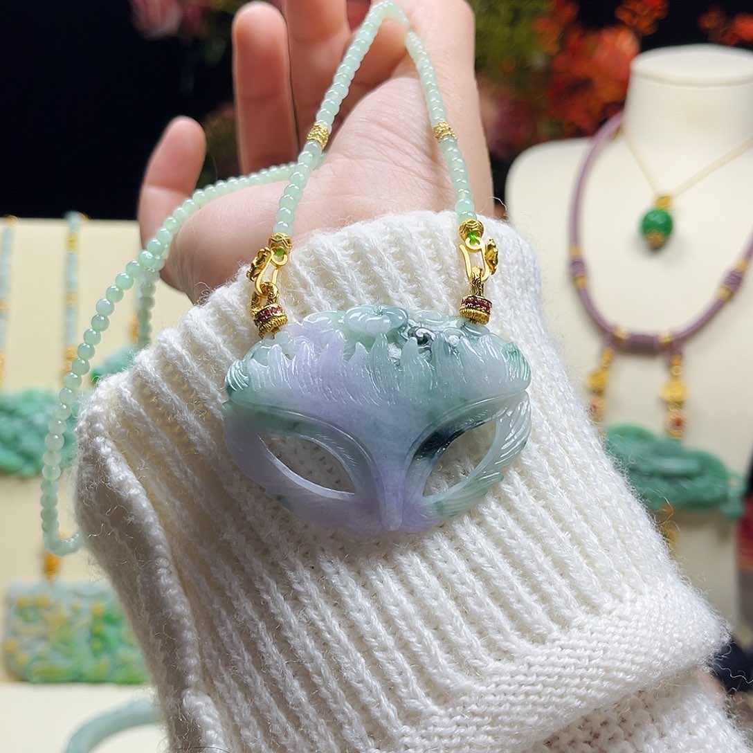 翡翠颈饰未镶嵌面具