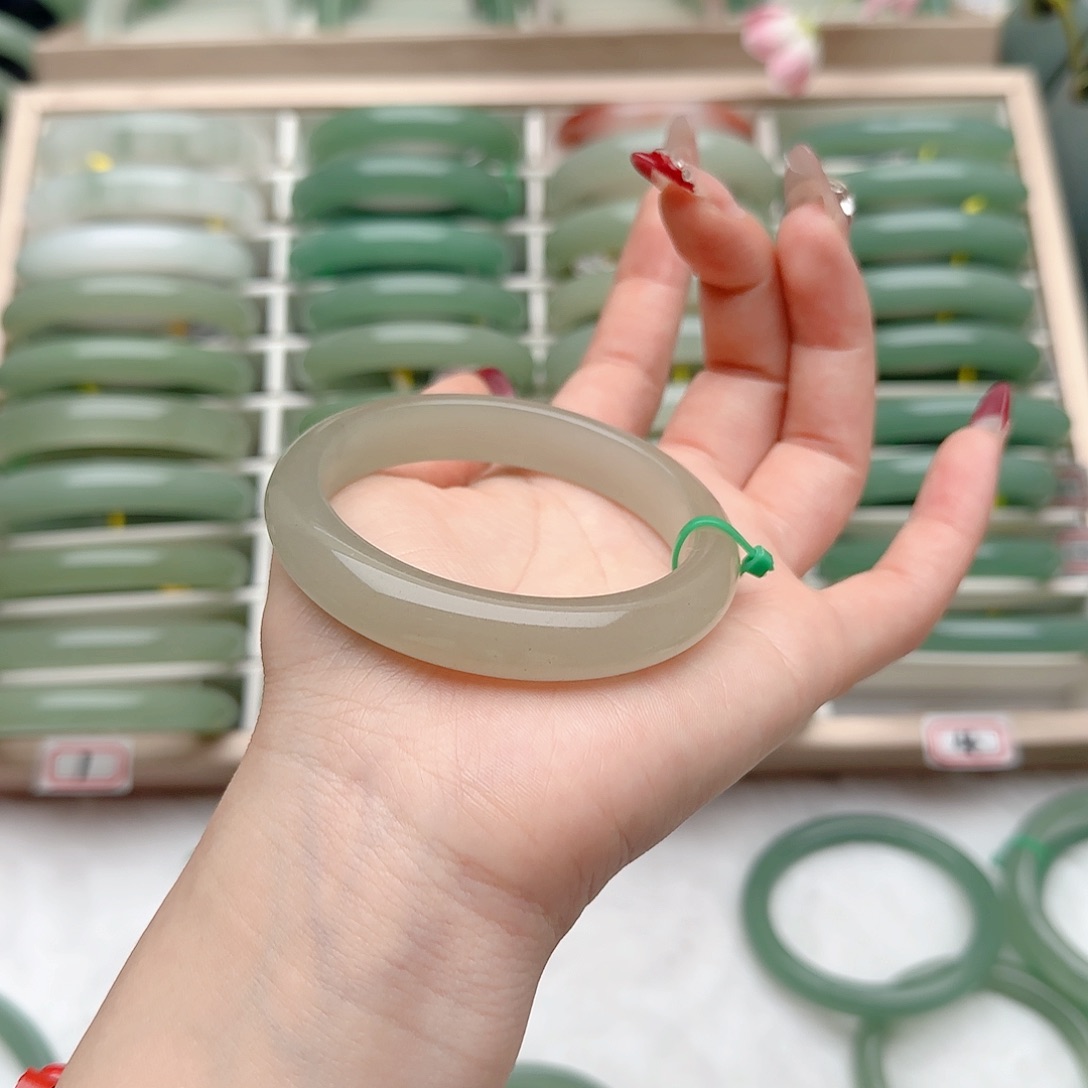 石英质玉手镯未镶嵌56口径