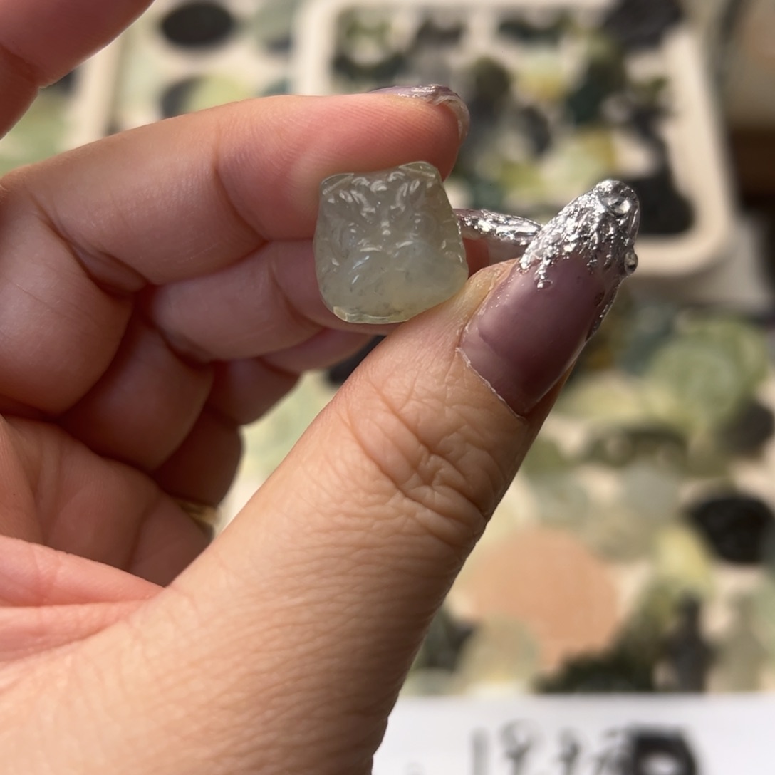 蛇纹石玉颈饰合金