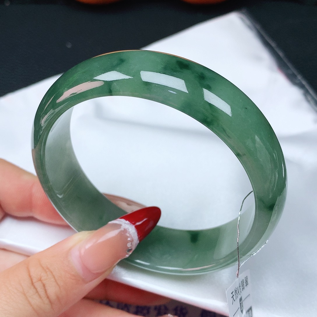 翡翠手镯未镶嵌69轮胎