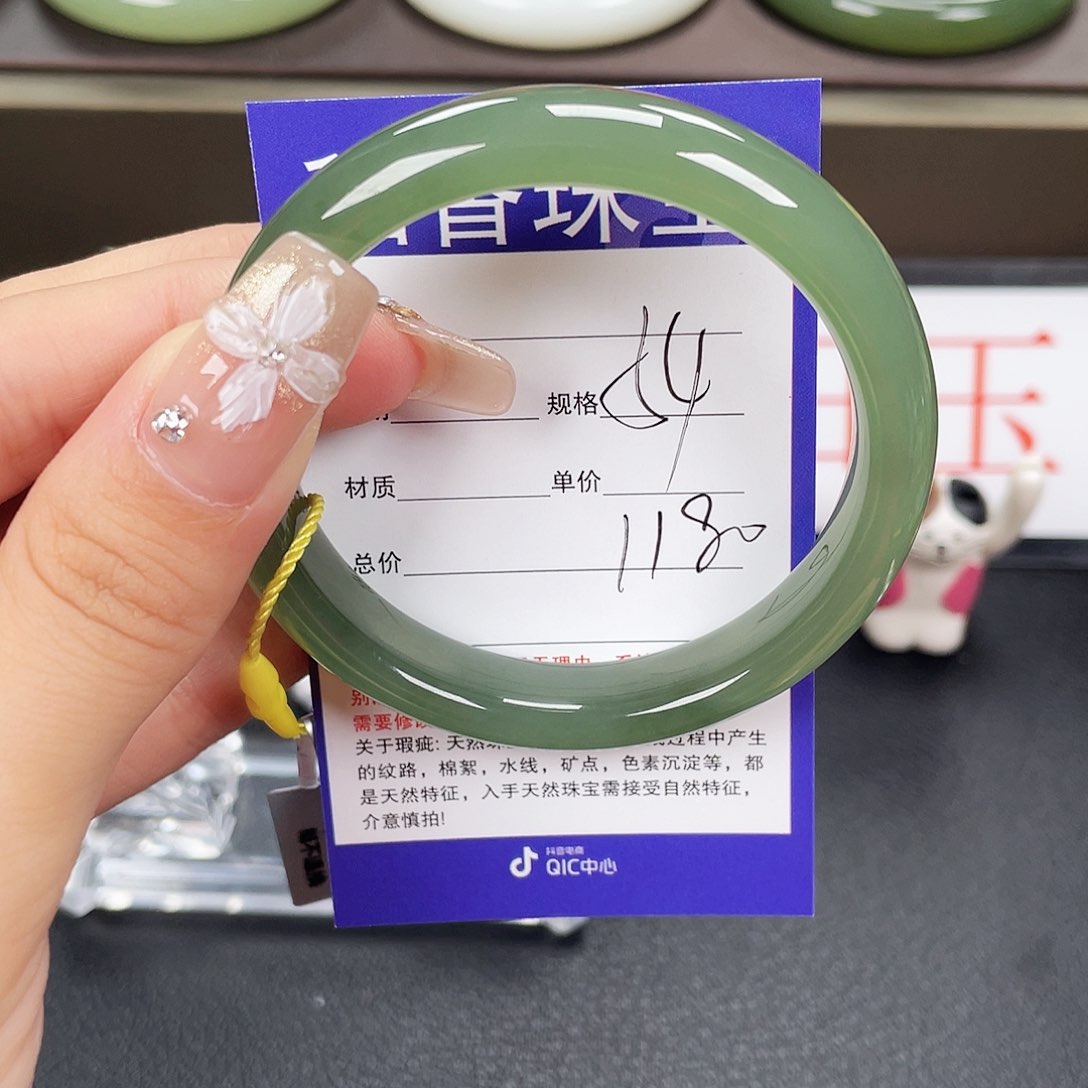 和田玉手镯未镶嵌