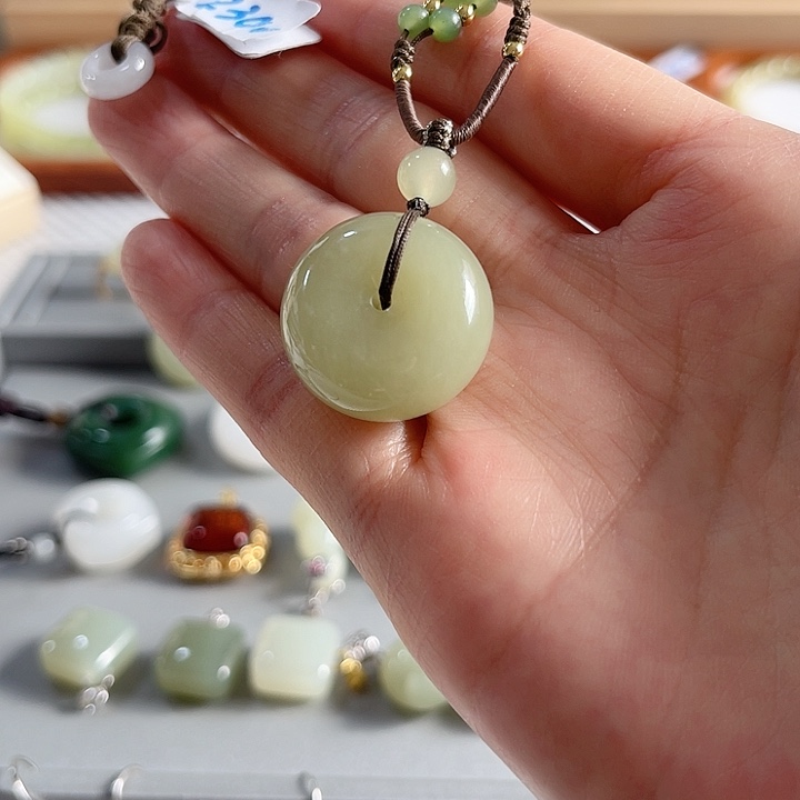 凉***城和田玉未镶嵌颈饰